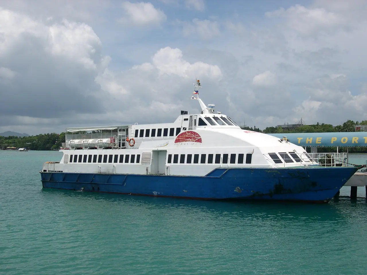 เรือเร็วของ OceanJet ที่ท่าเรือตักบิลารัน โบโฮล เตรียมออกไปเซบู