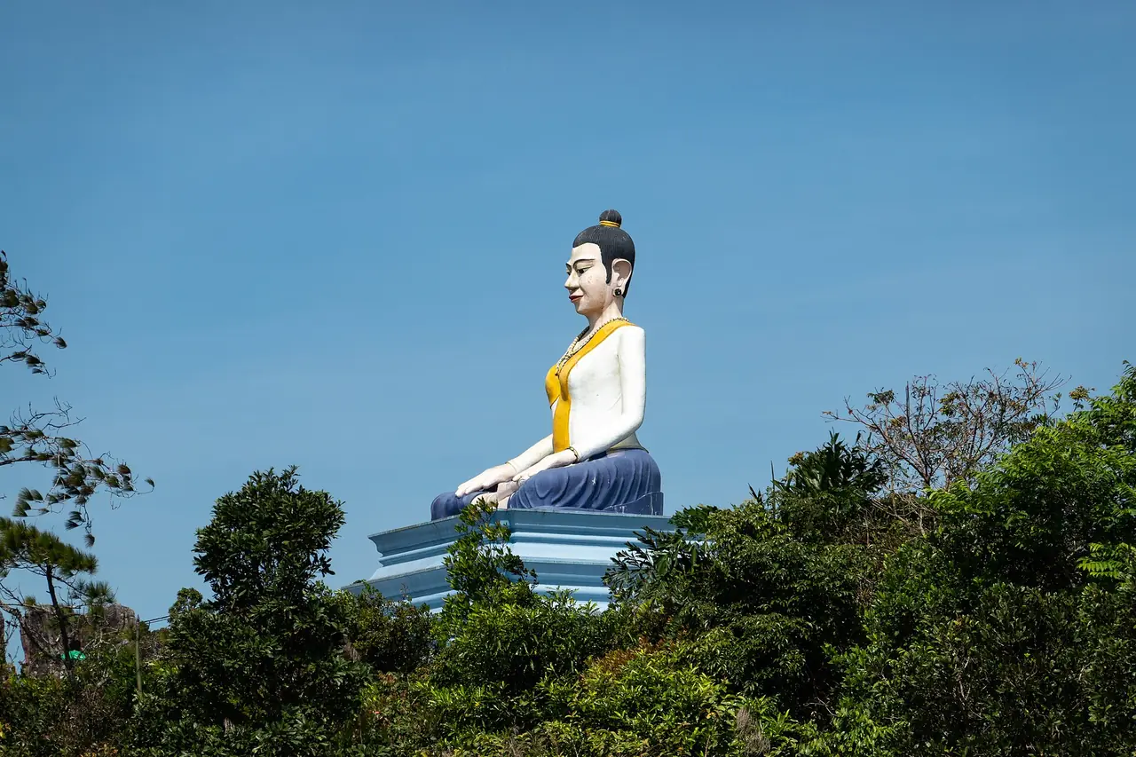 รูปปั้น Lok Yeay Mao บนโบกอร์ ภาพจาก Wikimedia Commons ใช้ประกอบจุดชมที่ Wikipedia อธิบาย
