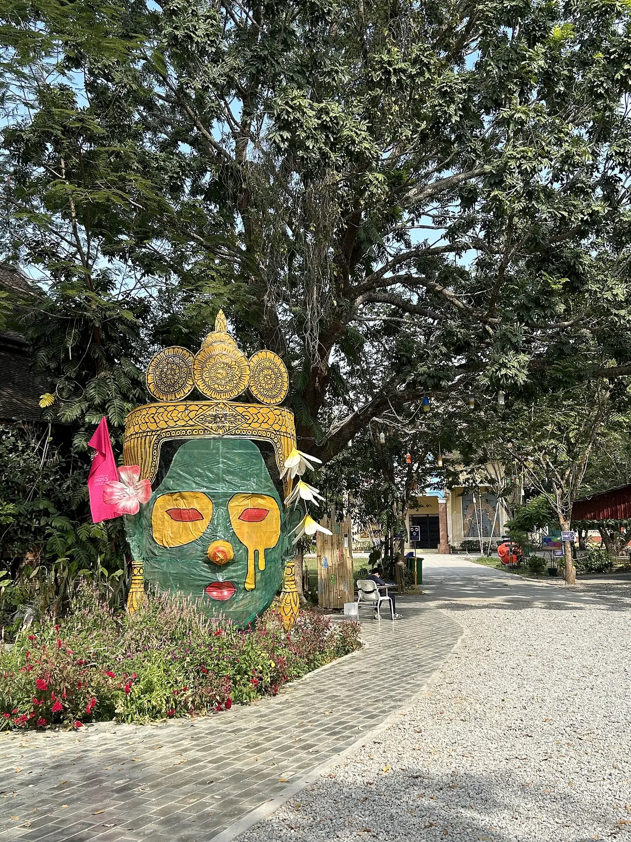 ทางเข้า Phare Ponleu Selpak ในพระตะบอง ภาพจาก Wikimedia Commons เป็นภาพประติมากรรมที่ทางเข้า ไม่ใช่การแสดง
