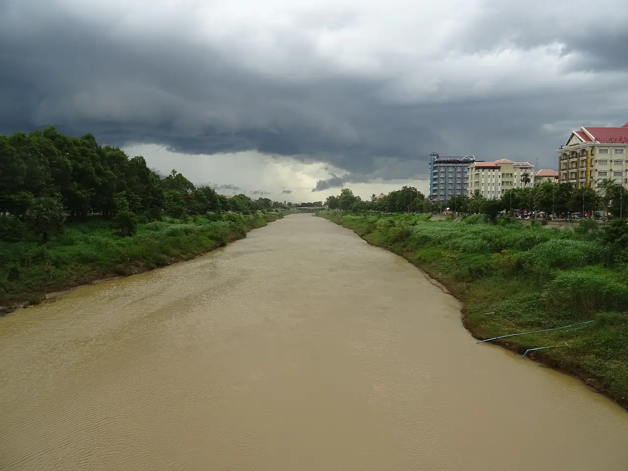 แม่น้ำสังแกที่พระตะบอง ภาพจาก Wikimedia Commons ถ่ายจากสะพานในเมือง ใช้เป็นภาพบรรยากาศ