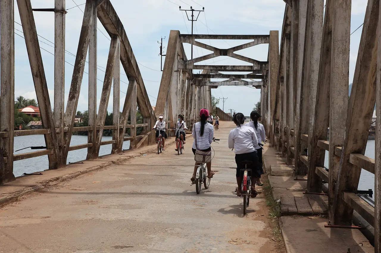 แม่น้ำปรกตุกจูและสะพานเก่าที่กำปอต ภาพจาก Wikimedia Commons ถ่ายเมื่อ ม.ค. 2554 เป็นภาพบรรยากาศ