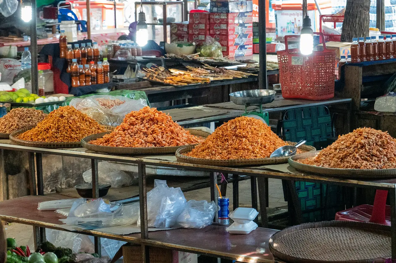 ตลาดปูแกบ ภาพจาก Wikimedia Commons ใช้เป็นภาพบรรยากาศของตลาดชายทะเลที่ Wikivoyage อธิบาย