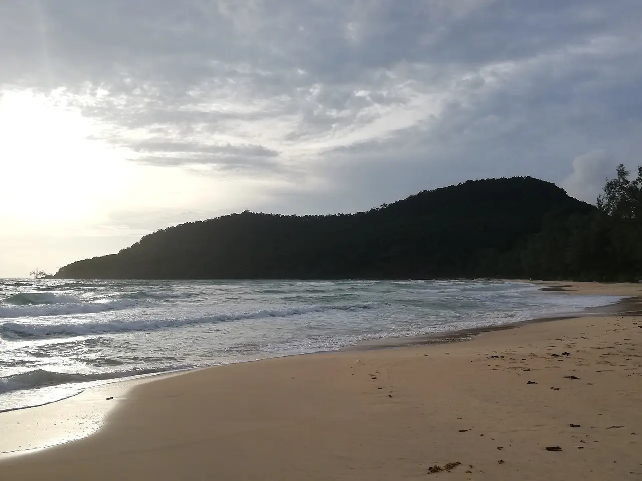 เลซี่บีชที่เกาะรงซาเลม ภาพจาก Wikimedia Commons ใช้เป็นภาพบรรยากาศของหาดฝั่งตะวันตกที่ Wikivoyage อธิบาย