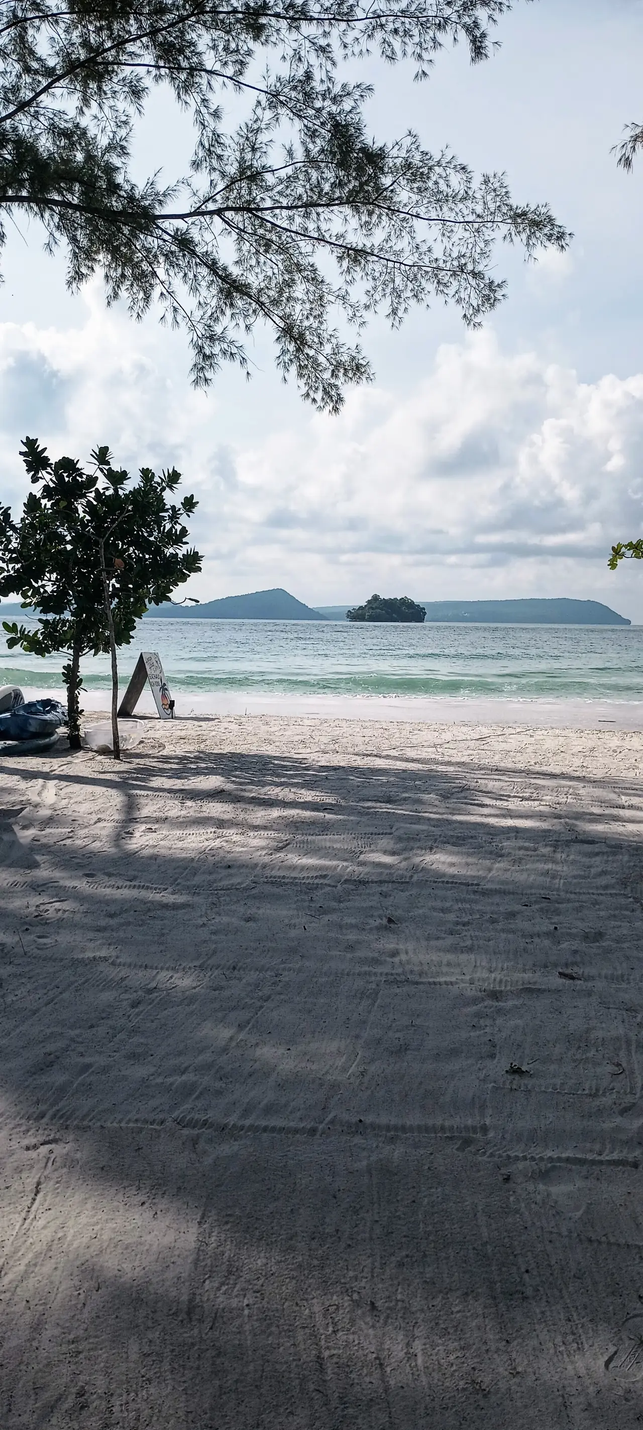 หาดลองเซ็ตของเกาะรง ภาพจาก Wikimedia Commons ถ่ายตามแนวตั้ง ใช้เป็นภาพบรรยากาศของหาดยาวบนเกาะ