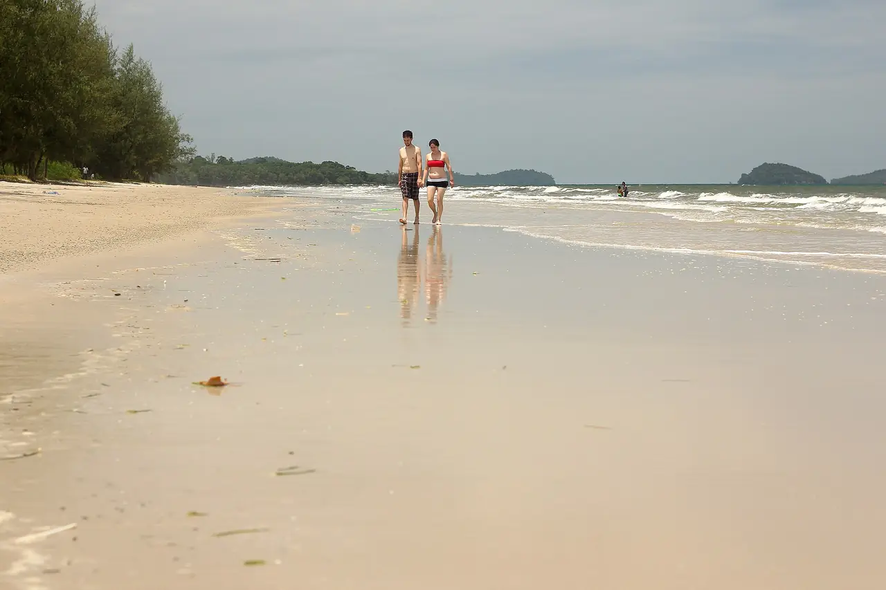 หาดโอเตรส ภาพจาก Wikimedia Commons เป็นภาพบรรยากาศของหาดที่ Wikivoyage อธิบายว่าเงียบกว่า Serendipity
