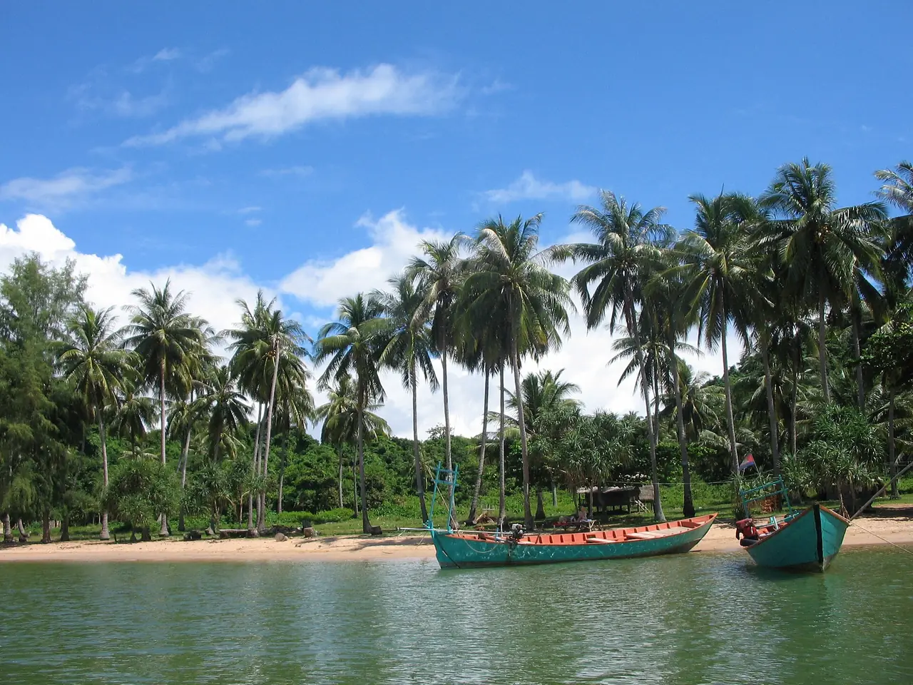 เรือบนหาดเกาะกระต่าย ภาพจาก Wikimedia Commons ใช้เป็นภาพบรรยากาศของเกาะที่ Wikivoyage และ Wikipedia อธิบาย