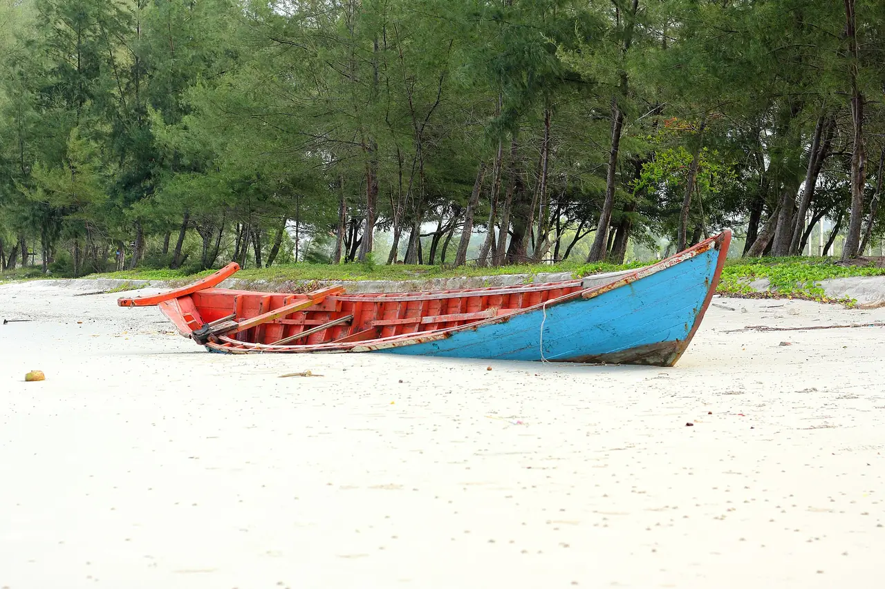 เรือเกยหาดที่สีหนุวิลล์ ภาพจาก Wikimedia Commons ไม่ใช่ท่าเรือที่ใช้ไปเกาะ ใช้เป็นภาพบรรยากาศ