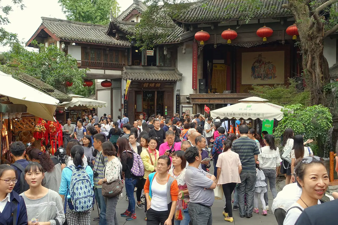 ถนนจิ่นหลี่ (Jinli Street) ช่วงมีผู้คนหนาแน่น ภาพถ่ายโดย Daderot ย่านเมืองเก่าที่ต้องเผื่อเวลาเดินทางจากที่พักแต่ละย่าน