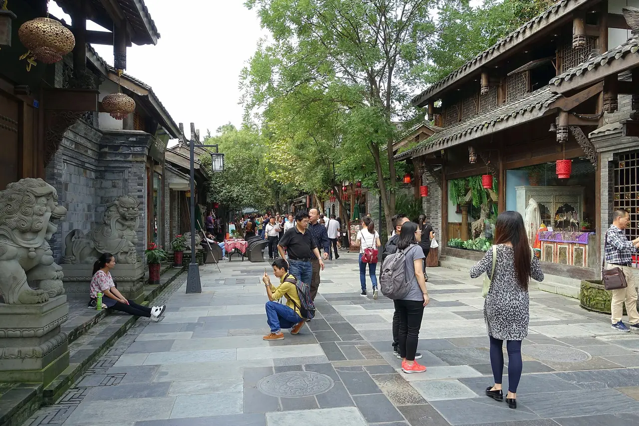 ถนนในย่านตรอกกว้างและแคบ (Kuanzhai Alley) อาคารไม้สไตล์เก่าสองข้างทาง ภาพถ่ายโดย Daderot