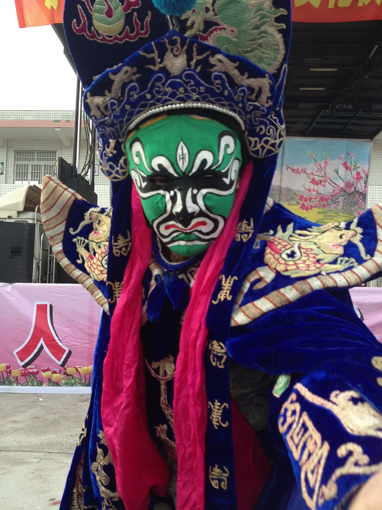 ศิลปินเปลี่ยนหน้ากากงิ้วเสฉวน (bian lian) สวมหน้ากากสีเขียวและชุดสีน้ำเงินสด ภาพถ่ายโดย RykJ