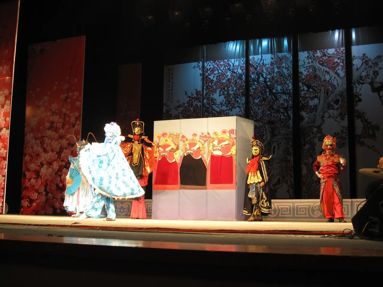 เวทีงิ้วหุ่นและงิ้วเสฉวนในเฉิงตู ภาพถ่ายโดย Bernt Rostad