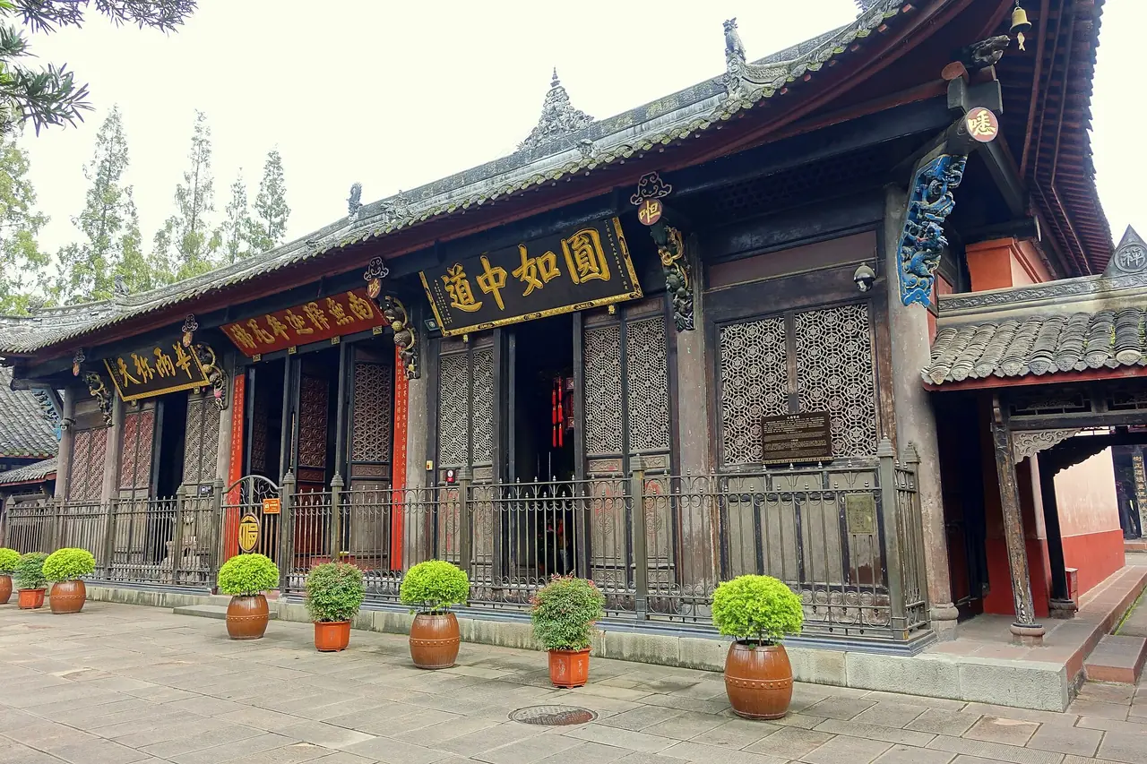 หอในวัดเหวินซู (Wenshu Monastery) ภาพถ่ายโดย Daderot ภาพวัดในเมือง ไม่ใช่โรงแรม