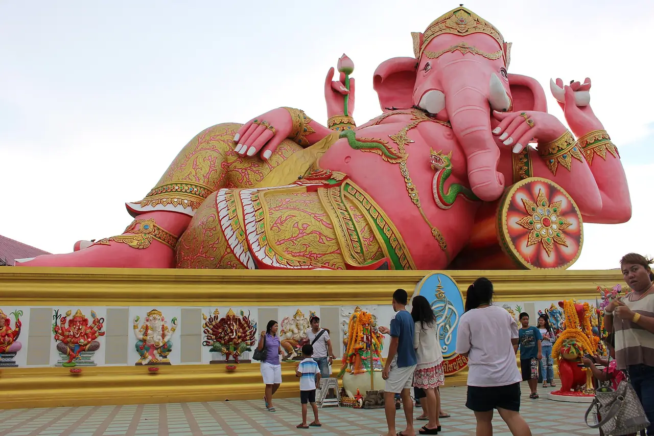 พระพิฆเนศปางเอนสีชมพูองค์ใหญ่ที่วัดสมานรัตนาราม