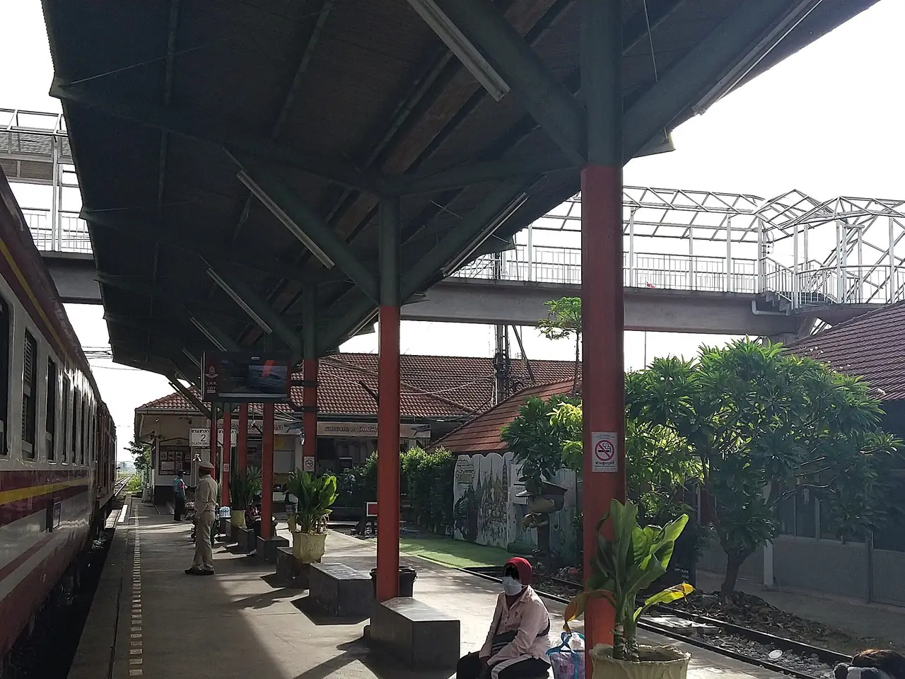 ชานชาลาสถานีรถไฟชุมทางฉะเชิงเทรา มีขบวนรถจอดอยู่