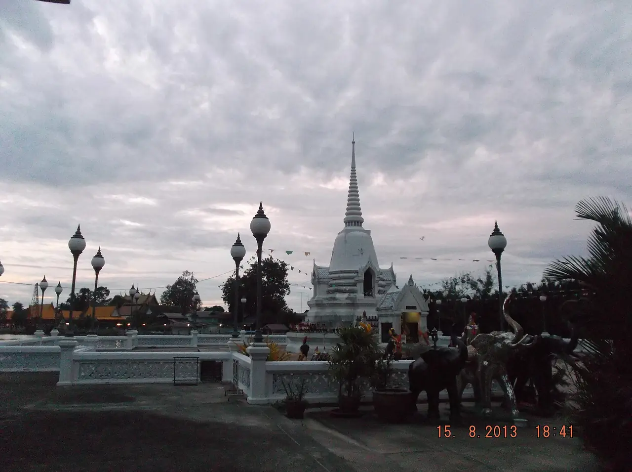 เจดีย์ขาวและรูปปั้นช้างที่เจดีย์พระเจ้าตากสิน ปากน้ำโจ้โล้ ยามพลบค่ำ