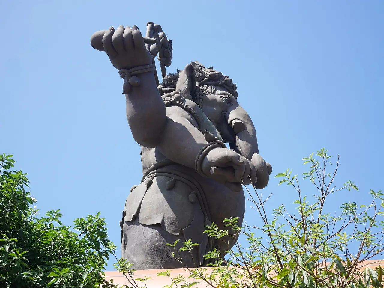 ภาพอีกมุมหนึ่งของอุทยานพระพิฆเนศ คลองเขื่อน ภาพของ กสิณธร ราชโอรส จาก Wikimedia Commons ใบอนุญาต CC BY-SA 4.0 ชื่อไฟล์บน Commons คือ Ganesha Park, Chachoengsao