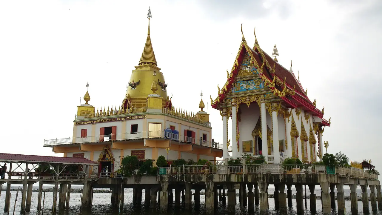 พระธาตุและอุโบสถของวัดหงษ์ทองริมชายฝั่งบางปะกง ภาพของ bhachara จาก Wikimedia Commons ใบอนุญาต CC BY-SA 3.0 ชื่อไฟล์บน Commons คือ Hong Thong Temple