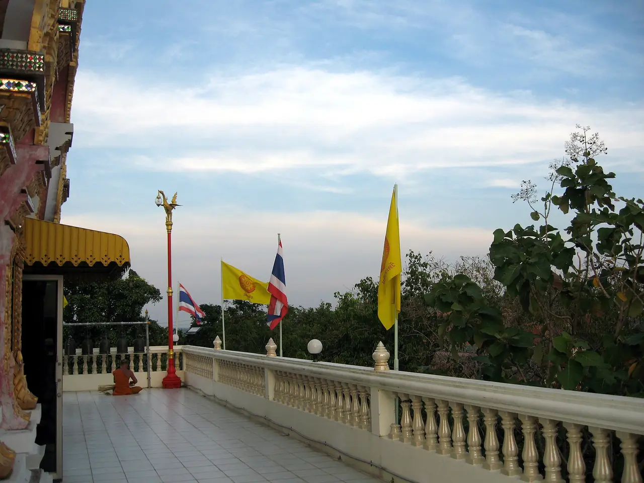 เนินหินและอาคารของวัดเขาดิน อำเภอบางปะกง ภาพของ ::::=UT=:::: จาก Wikimedia Commons ใบอนุญาต CC BY-SA 3.0 ชื่อไฟล์บน Commons คือ วัดเขาดิน