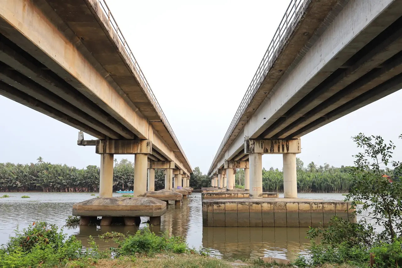 รถไฟสายตะวันออกข้ามแม่น้ำบางปะกง ภาพของ Adirach Toumlamo จาก Wikimedia Commons ใบอนุญาต CC BY-SA 4.0 ชื่อไฟล์บน Commons คือ Eastern Railway over the Bang Pakong River