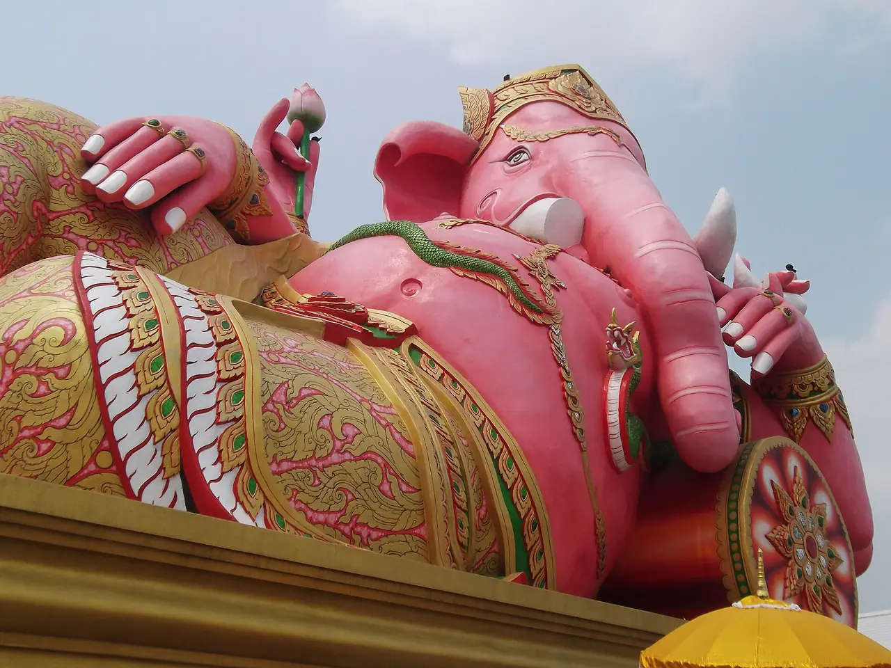 บริเวณวัดสมานรัตนารามริมแม่น้ำบางปะกง ภาพของ กสิณธร ราชโอรส จาก Wikimedia Commons ใบอนุญาต CC BY-SA 4.0 ภาพอยู่ในหมวดวัดสมานรัตนารามบน Commons เรามองไม่ออกว่าเป็นอาคารหรือจุดใดโดยเฉพาะ