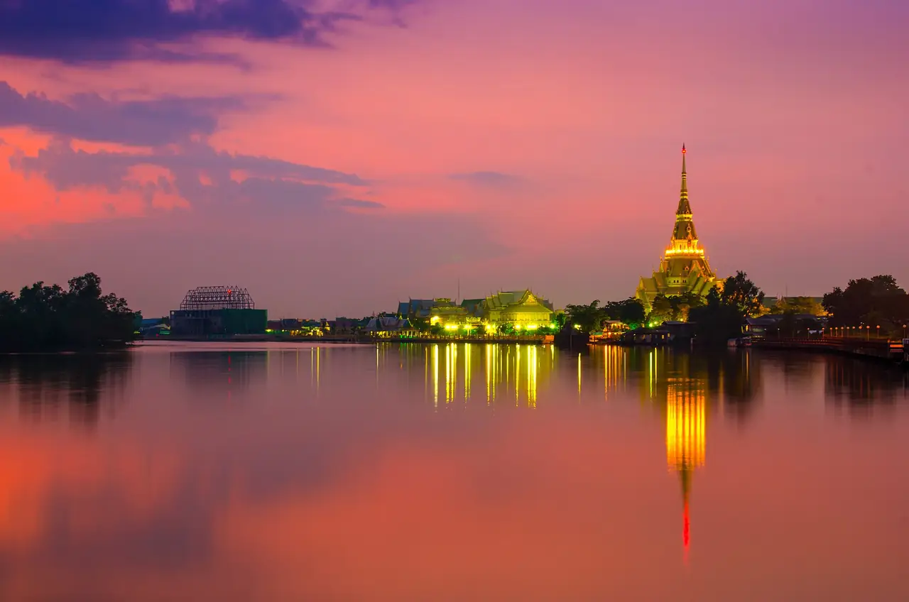 พระอุโบสถหลังใหม่ของวัดโสธรวรารามวรวิหารและลานหน้าวัด ภาพของ Preecha.MJ จาก Wikimedia Commons ใบอนุญาต CC BY-SA 4.0