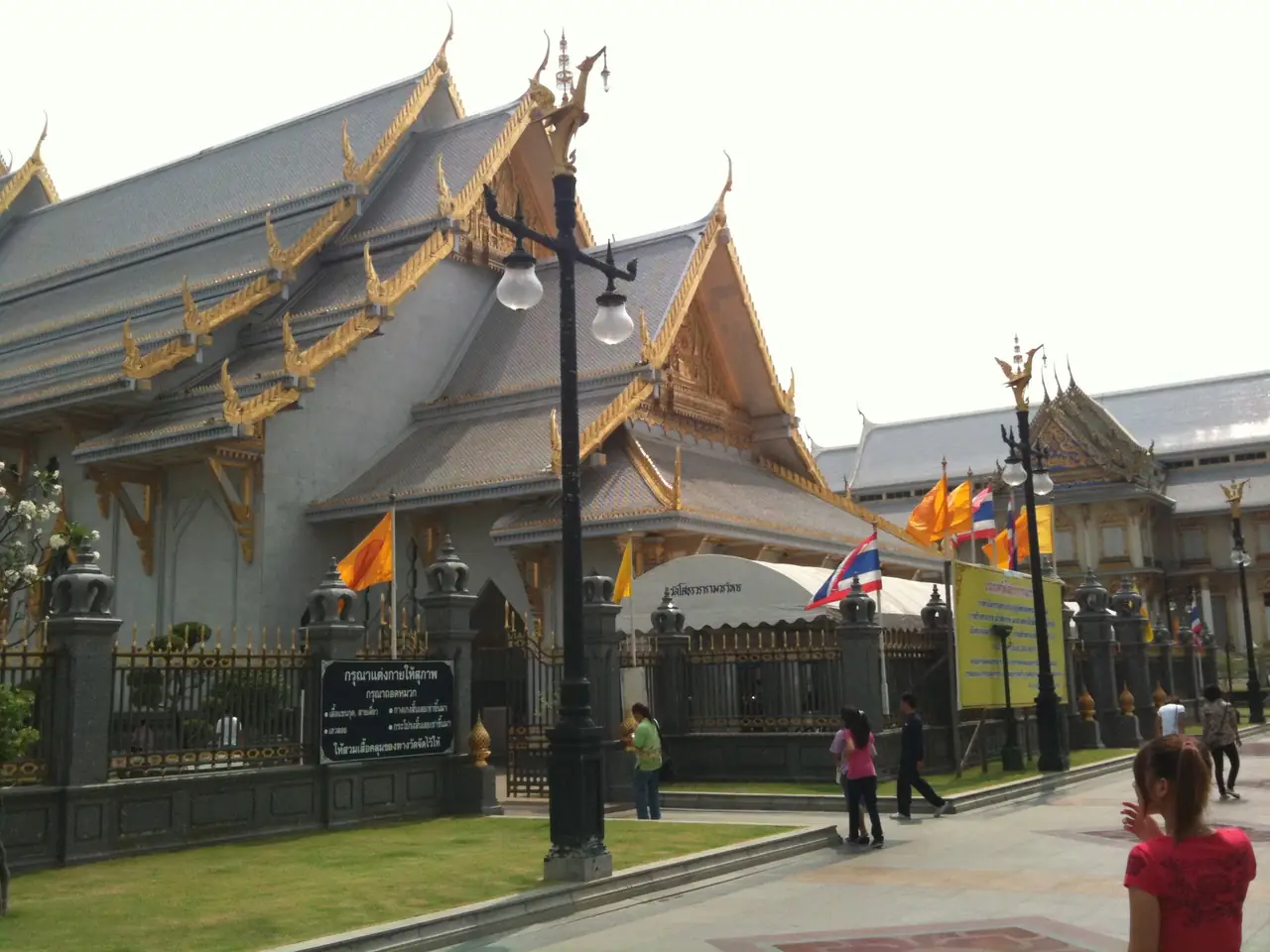 ภาพถ่ายวัดโสธรวรารามวรวิหารในเมืองฉะเชิงเทรา ภาพของ carbon60 จาก Wikimedia Commons ใบอนุญาต CC BY-SA 3.0 ภาพเก่า สภาพปัจจุบันอาจต่างไป