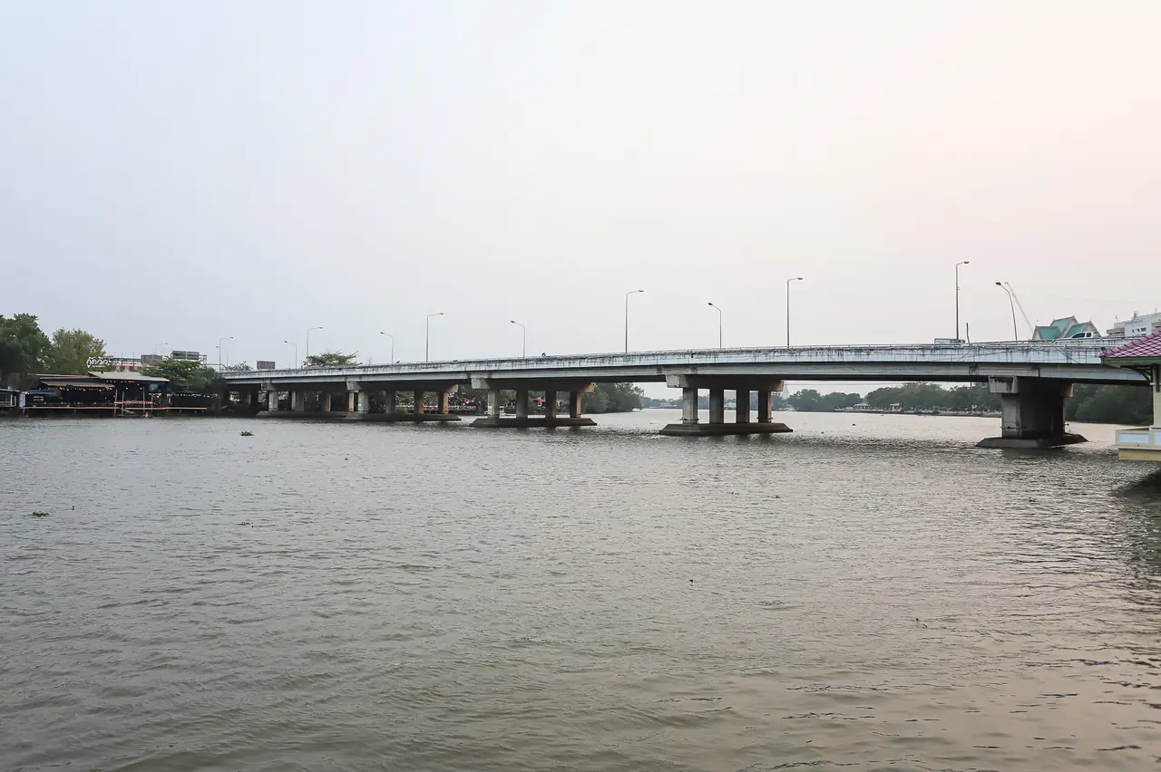 สะพานข้ามแม่น้ำบางปะกงในตัวเมืองฉะเชิงเทรา มองจากริมตลิ่ง