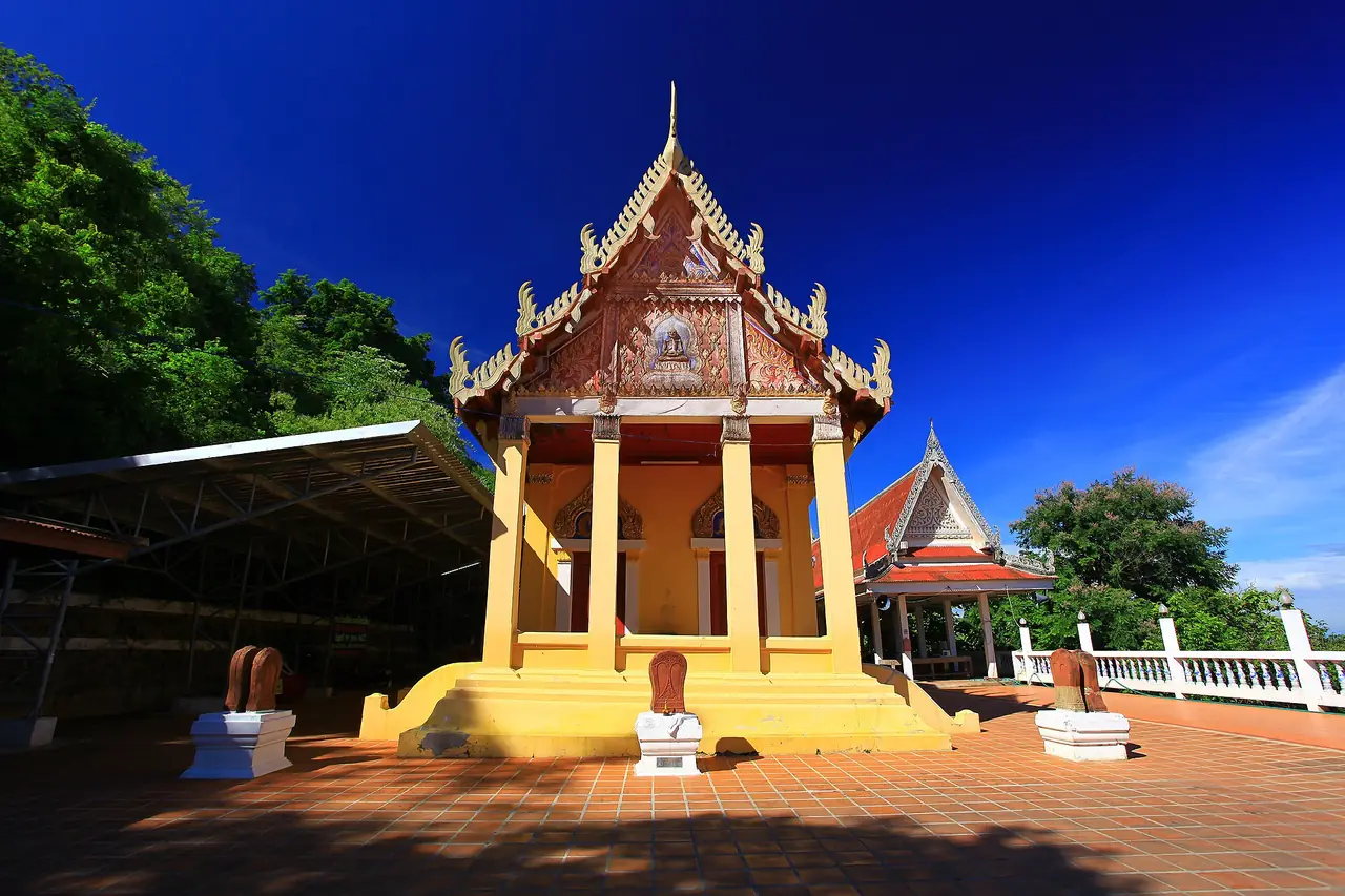 อาคารบนลานวัดธรรมามูลวรวิหาร ท้องฟ้าสีคราม