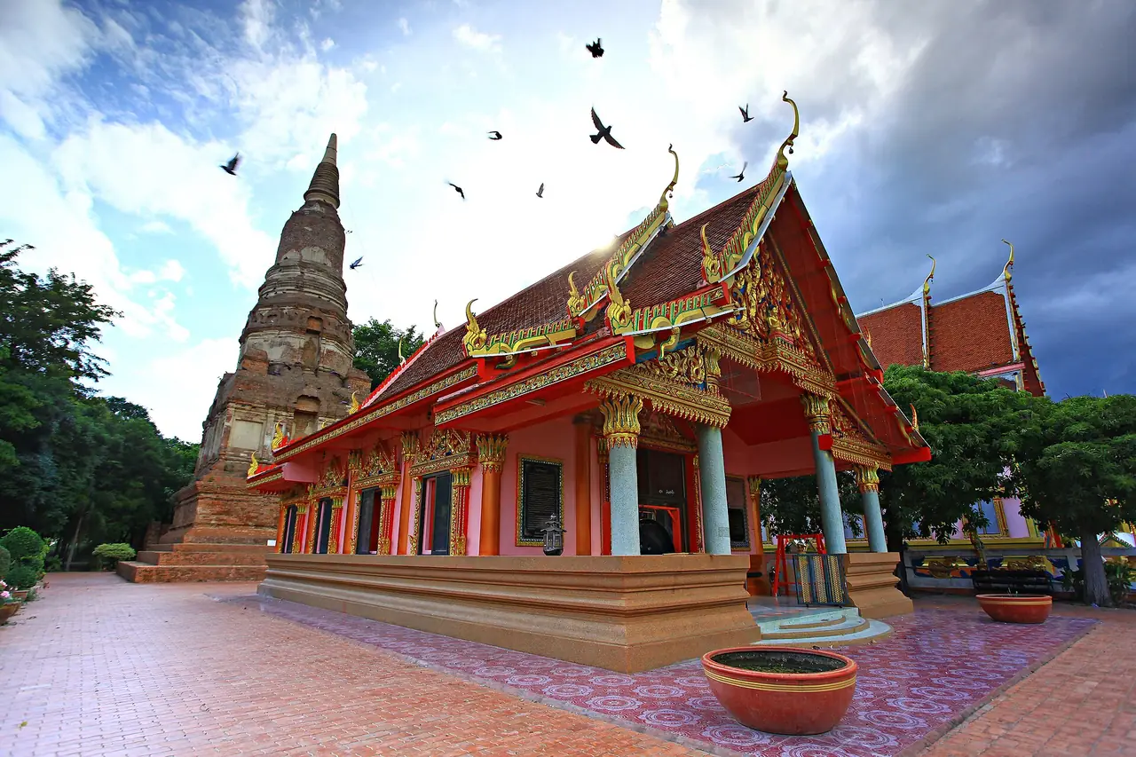 พระปรางค์เก่าและวิหารของวัดพระแก้ว ชัยนาท