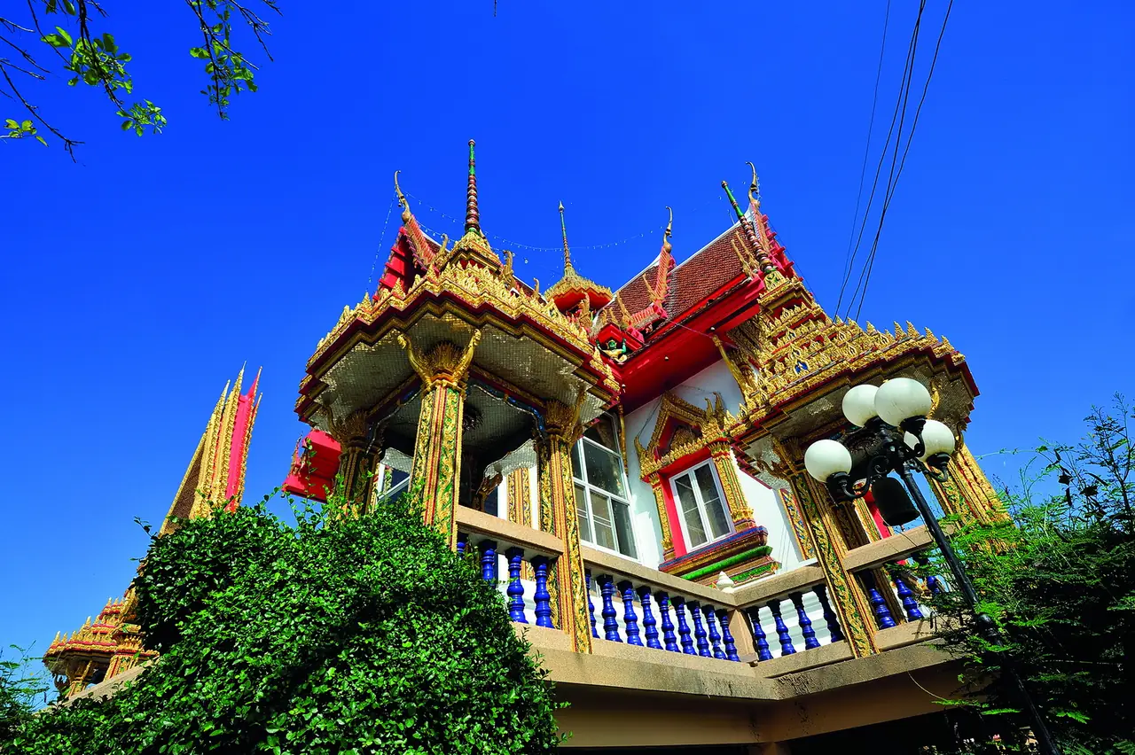 อาคารประดับลายสีทองของวัดอินทาราม ตำบลตลุก อำเภอสรรพยา ตามคำอธิบายบนวิกิมีเดียคอมมอนส์