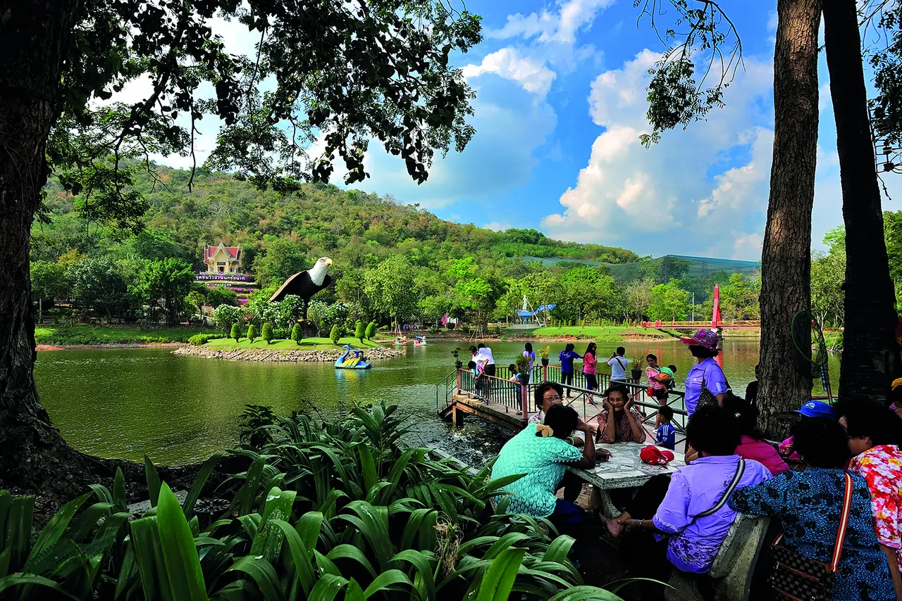 มุมหนึ่งของสวนนกชัยนาท ภาพของ Mr.Peerapong Prasutr จาก Wikimedia Commons ใบอนุญาต CC BY-SA 4.0 ภาพแสดงบริเวณสวน ไม่ระบุจุดที่แน่นอน