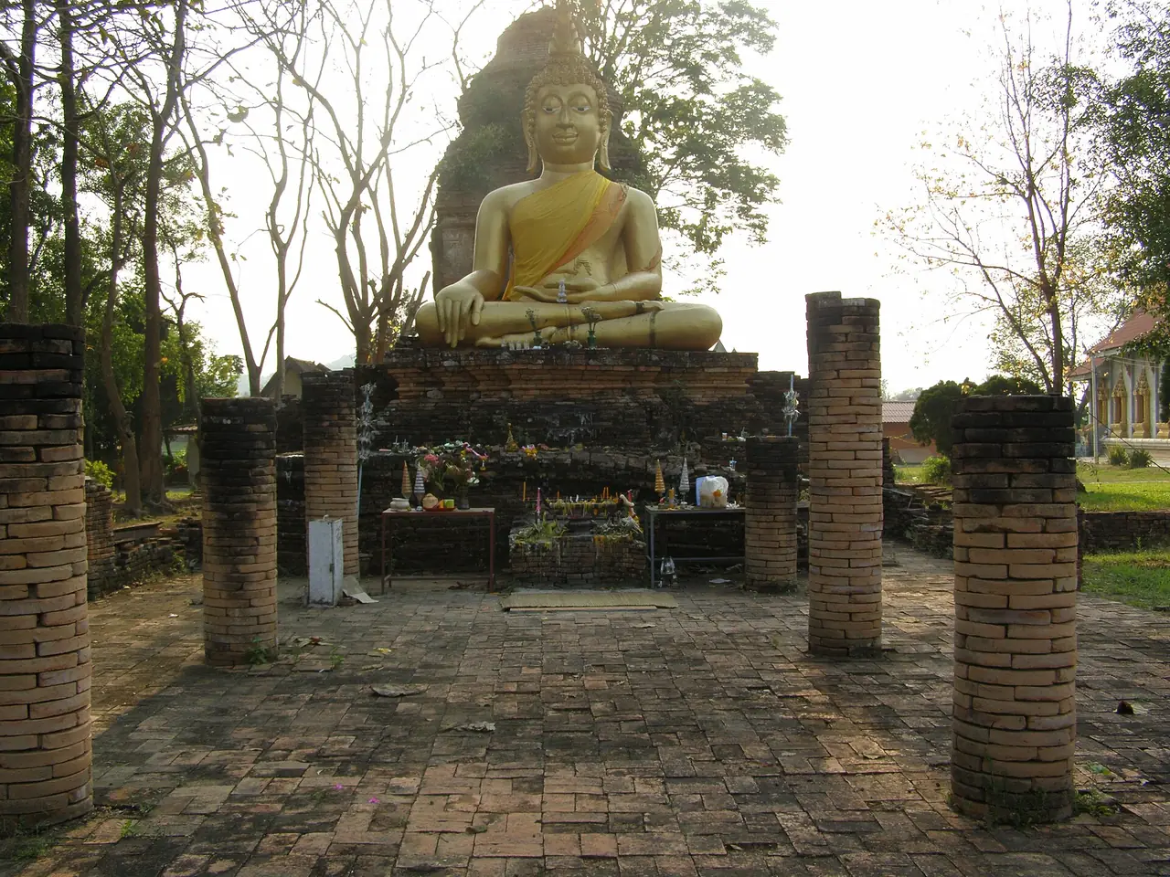 วัดพระธาตุสองพี่น้อง ภาพของ CHAMRAT CHAROENKHET จาก Wikimedia Commons ใบอนุญาต CC BY 3.0 ชื่อไฟล์ระบุ Wat Phra That Song Phi Nong