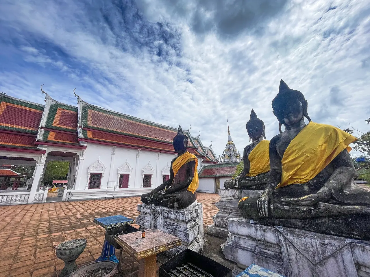 ลานพระพุทธรูปนั่งเรียงกันที่วัดพระบรมธาตุไชยา ภาพของ samfotograf จาก Wikimedia Commons ไม่ได้ระบุปีที่ถ่าย