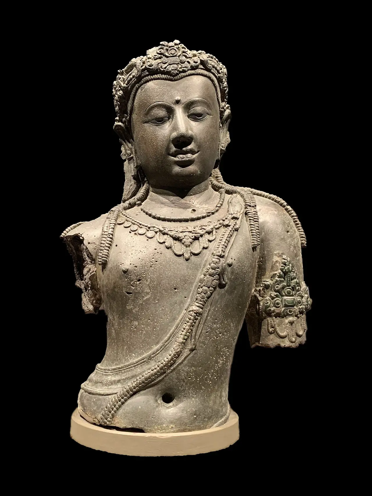 พระโพธิสัตว์อวโลกิเตศวรสัมฤทธิ์ครึ่งองค์ ภาพของ Chainwit จาก Wikimedia Commons ผู้ถ่ายระบุว่าเดิมมาจากวัดพระบรมธาตุไชยา ไม่ได้ระบุว่าตอนนี้จัดแสดงที่ใด