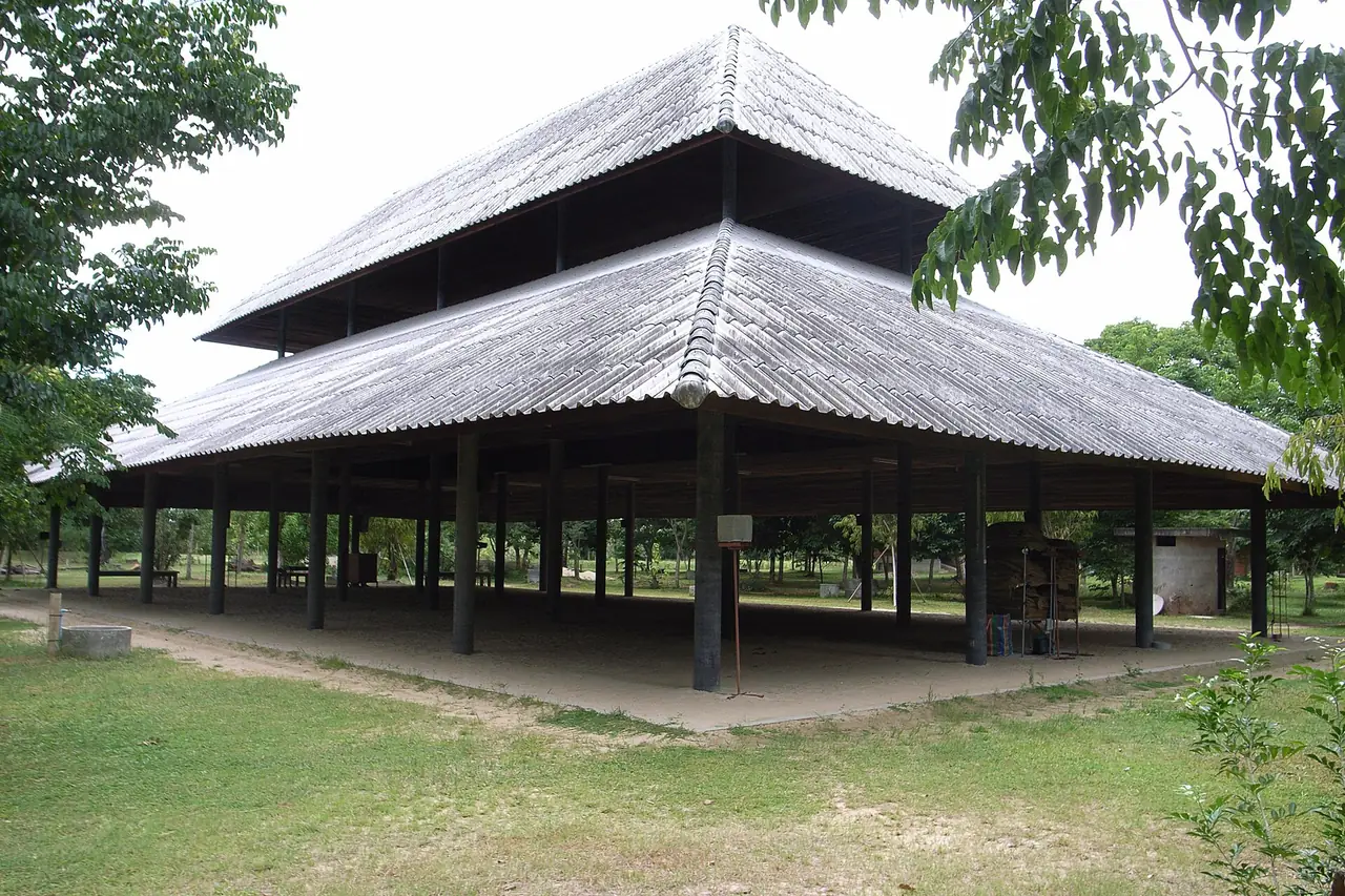 ศาลาที่มีพื้นทรายสำหรับนั่งสมาธิ สวนโมกข์ ภาพของ Wit Pimkanchanapong จาก Wikimedia Commons ไม่ได้ระบุปีที่ถ่าย