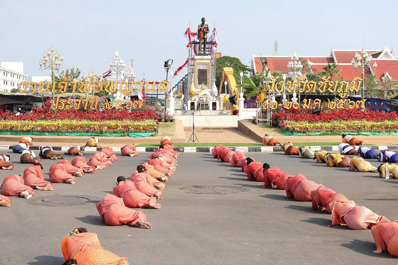 อนุสาวรีย์พระยาภักดีชุมพล (แล) หน้าวงเวียนศูนย์ราชการจังหวัดชัยภูมิ ภาพของ Ha6585 จาก Wikimedia Commons ใบอนุญาต CC BY-SA 4.0 คอมมอนส์ระบุว่าเป็นอนุสาวรีย์ที่หน้าวงเวียนศูนย์ราชการ