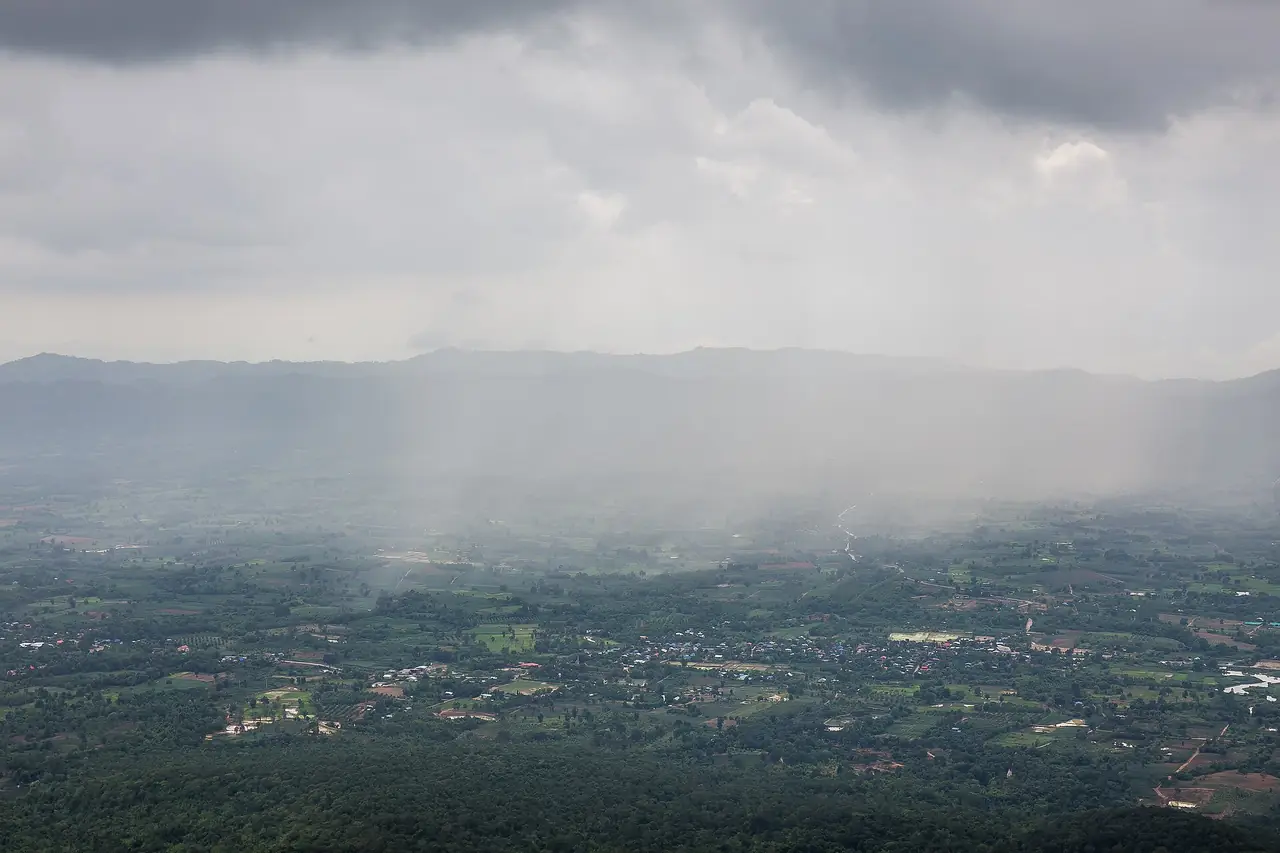 พายุฝนที่ผาหำหดและทุ่งบัวสวรรค์ ภาพของ Piith.hant จาก Wikimedia Commons ใบอนุญาต CC BY-SA 4.0 คอมมอนส์ระบุเพียงว่าเป็นพายุฝนที่ผาหำหด