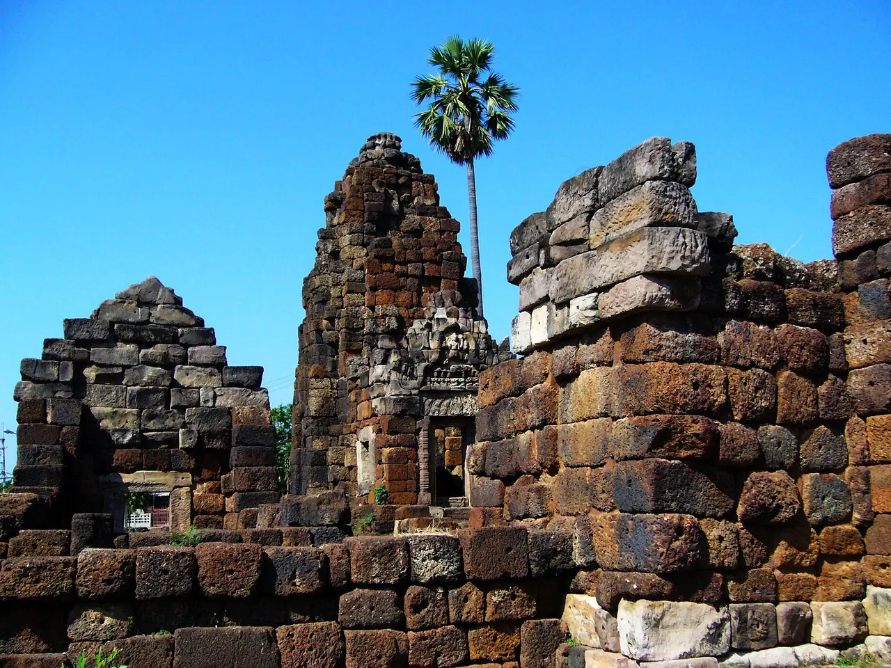 ปรางค์กู่ชัยภูมิมุมกว้าง ภาพของ Paakpoomnoywat จาก Wikimedia Commons ใบอนุญาต CC BY-SA 4.0 คอมมอนส์ระบุเพียงว่าเป็นภาพอนุสรณ์สถานในไทยตามรหัสทะเบียน ภาพจึงเป็นภาพประกอบ