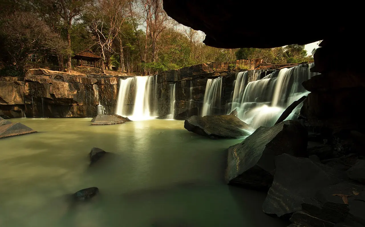 น้ำตกตาดโตนช่วงหน้าหนาว ภาพของ Yimsurawut จาก Wikimedia Commons ใบอนุญาต CC BY-SA 3.0 คอมมอนส์ระบุเพียงชื่อไฟล์ว่าตาดโตนฤดูหนาว