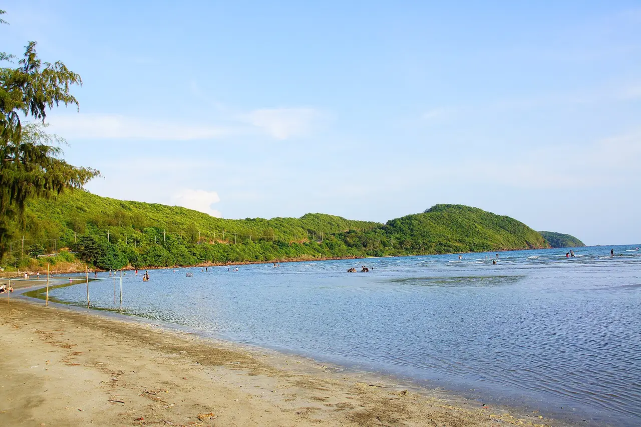 หาดเจ้าหลาว จันทบุรี ภาพถ่ายจาก Wikimedia Commons (Charin ninsu, CC BY 3.0)