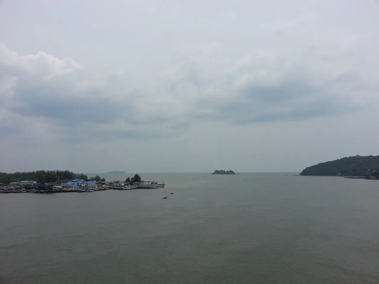 ทะเลที่มองจากถนนเฉลิมบูรพาชลทิศ อำเภอแหลมสิงห์ ภาพถ่ายจาก Wikimedia Commons (Phong Phat G, CC BY-SA 3.0) ภาพประกอบ ไม่ใช่หาดที่กล่าวถึงทุกแห่ง