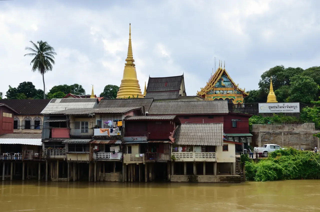 ชุมชนริมน้ำจันทบูร ภาพถ่ายจาก Wikimedia Commons (Narongchaiv, CC BY-SA 4.0)