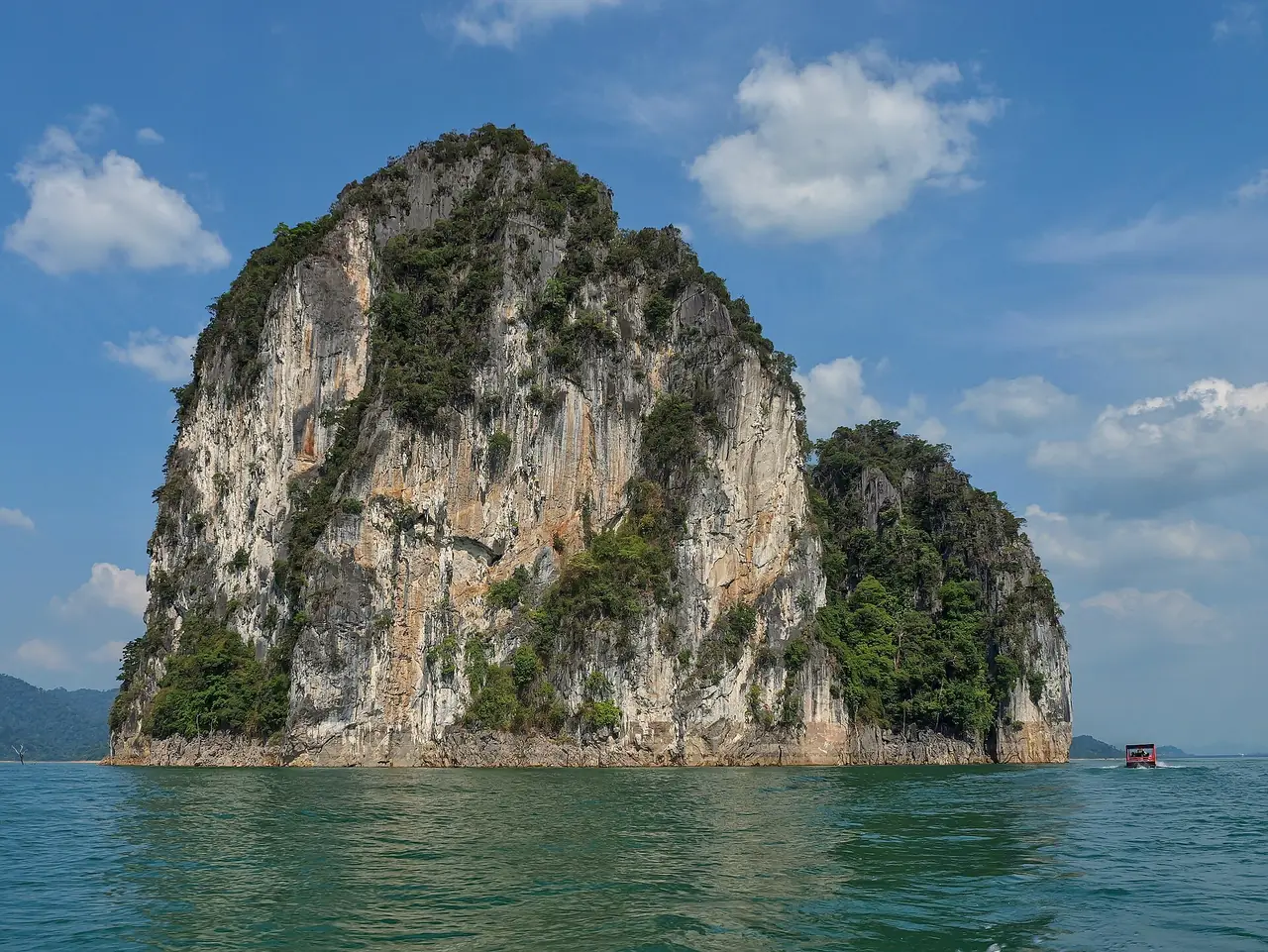 เกาะหินปูนโดดเดี่ยวในเชี่ยวหลาน ภาพของ The Cosmonaut จาก Wikimedia Commons ผู้ถ่ายใช้ชื่อว่า Unnamed island ไม่ได้ระบุปีที่ถ่าย