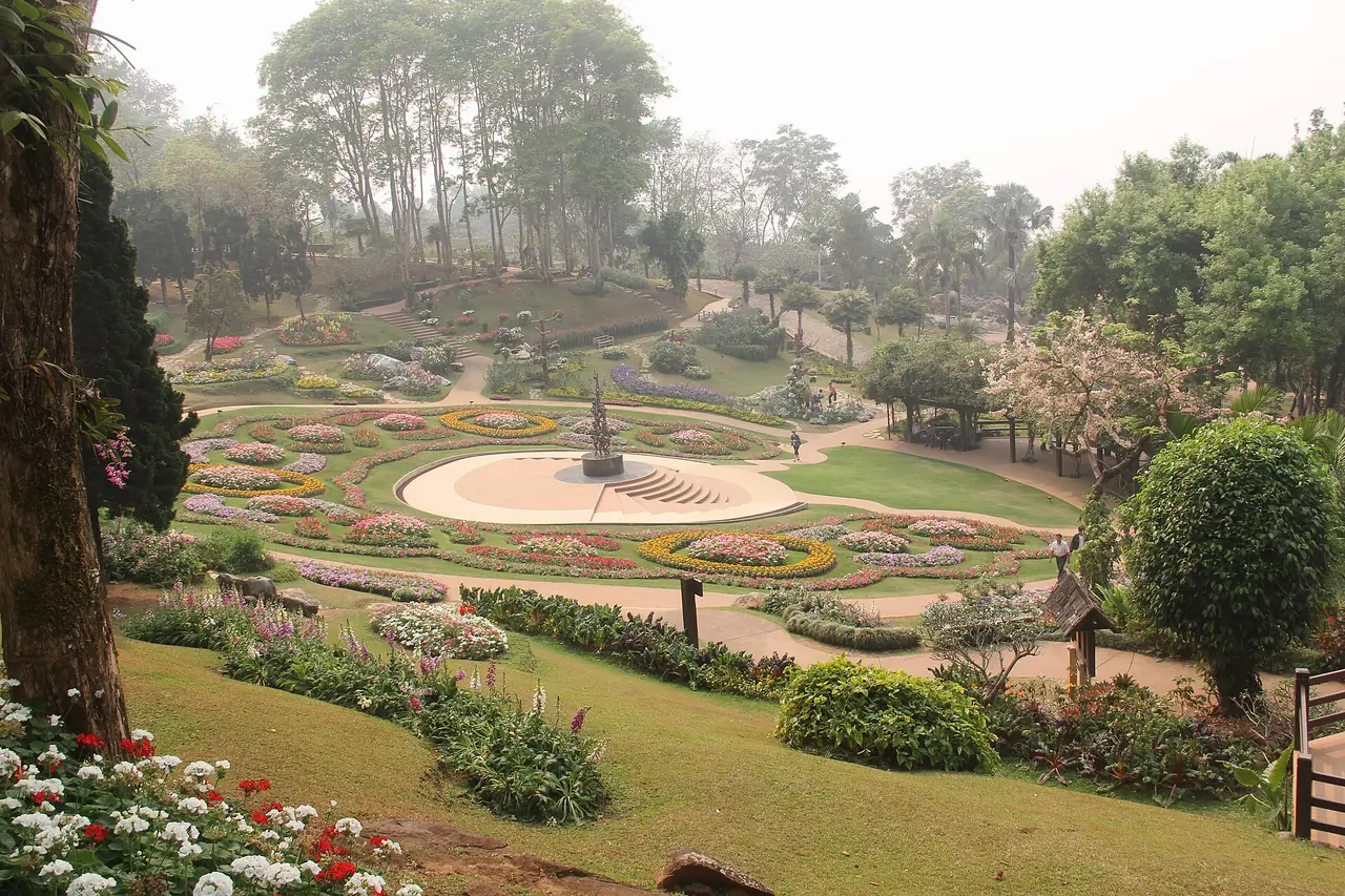 สวนแม่ฟ้าหลวงที่ดอยตุง สวนดอกไม้จัดเป็นวงและเส้นโค้งบนเนินเขา ภาพถ่ายจาก Wikimedia Commons (Elgaard)