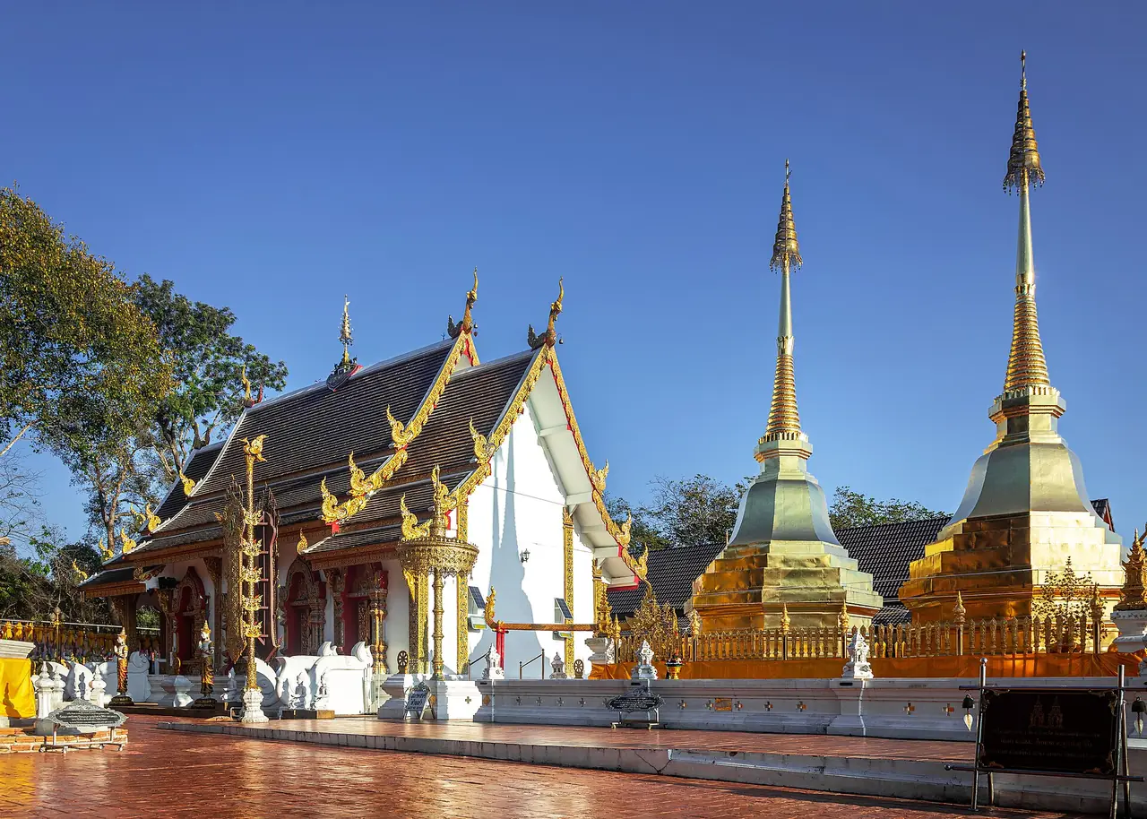 วัดพระธาตุดอยตุง เจดีย์คู่สีทองและวิหารทรงล้านนา ภาพถ่ายจาก Wikimedia Commons (Supanut Arunoprayote มกราคม 2568)