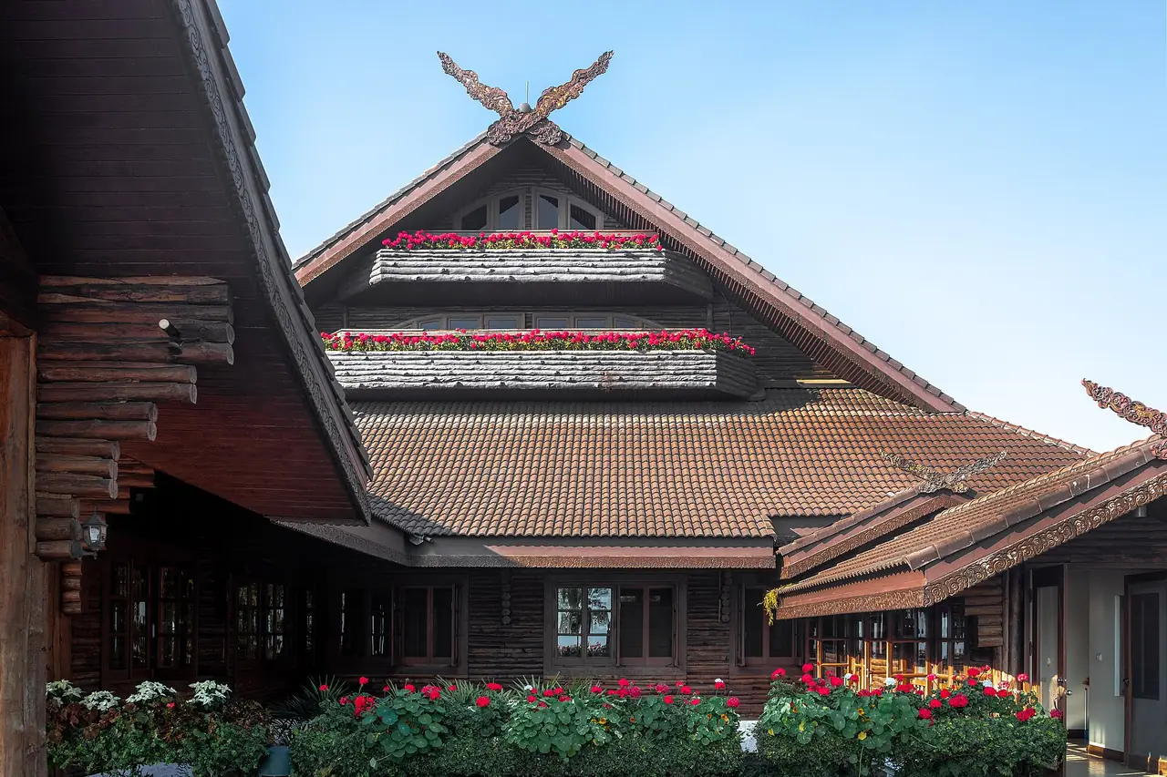 ชายคาและหน้าจั่วของพระตำหนักดอยตุง ภาพถ่ายจาก Wikimedia Commons (Supanut Arunoprayote มกราคม 2568)