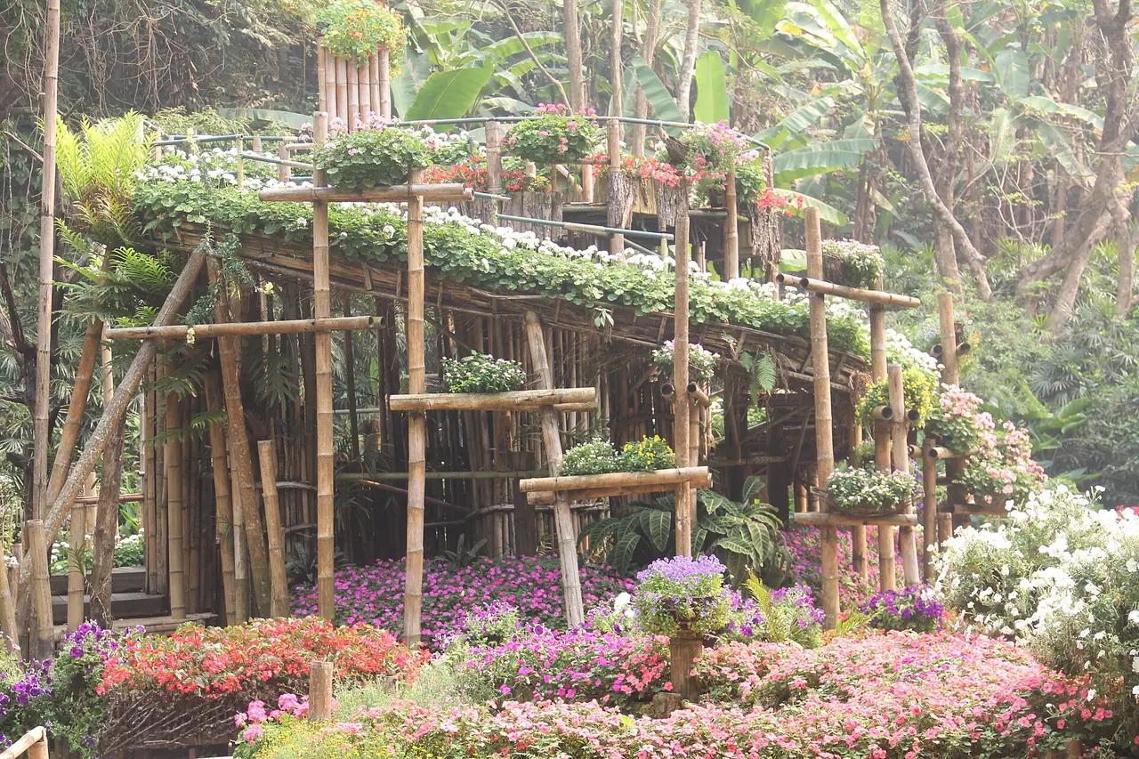 สวนดอกไม้ที่ใช้โครงไม้ไผ่ในสวนแม่ฟ้าหลวง ภาพถ่ายจาก Wikimedia Commons (Elgaard) ตามคำอธิบายภาพ Platform in Mae Fah Luang Garden