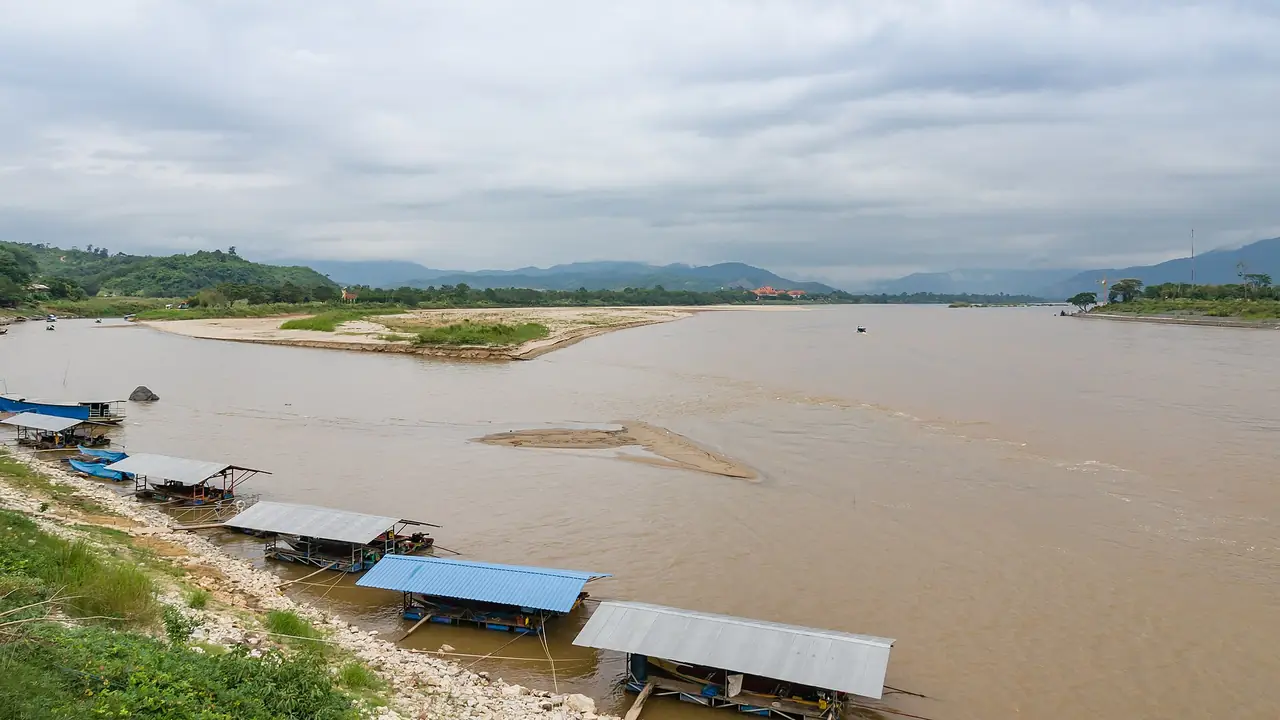 แม่น้ำรวกไหลมาบรรจบแม่น้ำโขงที่สบรวก มองเห็นท่าเรือริมฝั่งไทย ภาพถ่ายจาก Wikimedia Commons (CEphoto, Uwe Aranas)