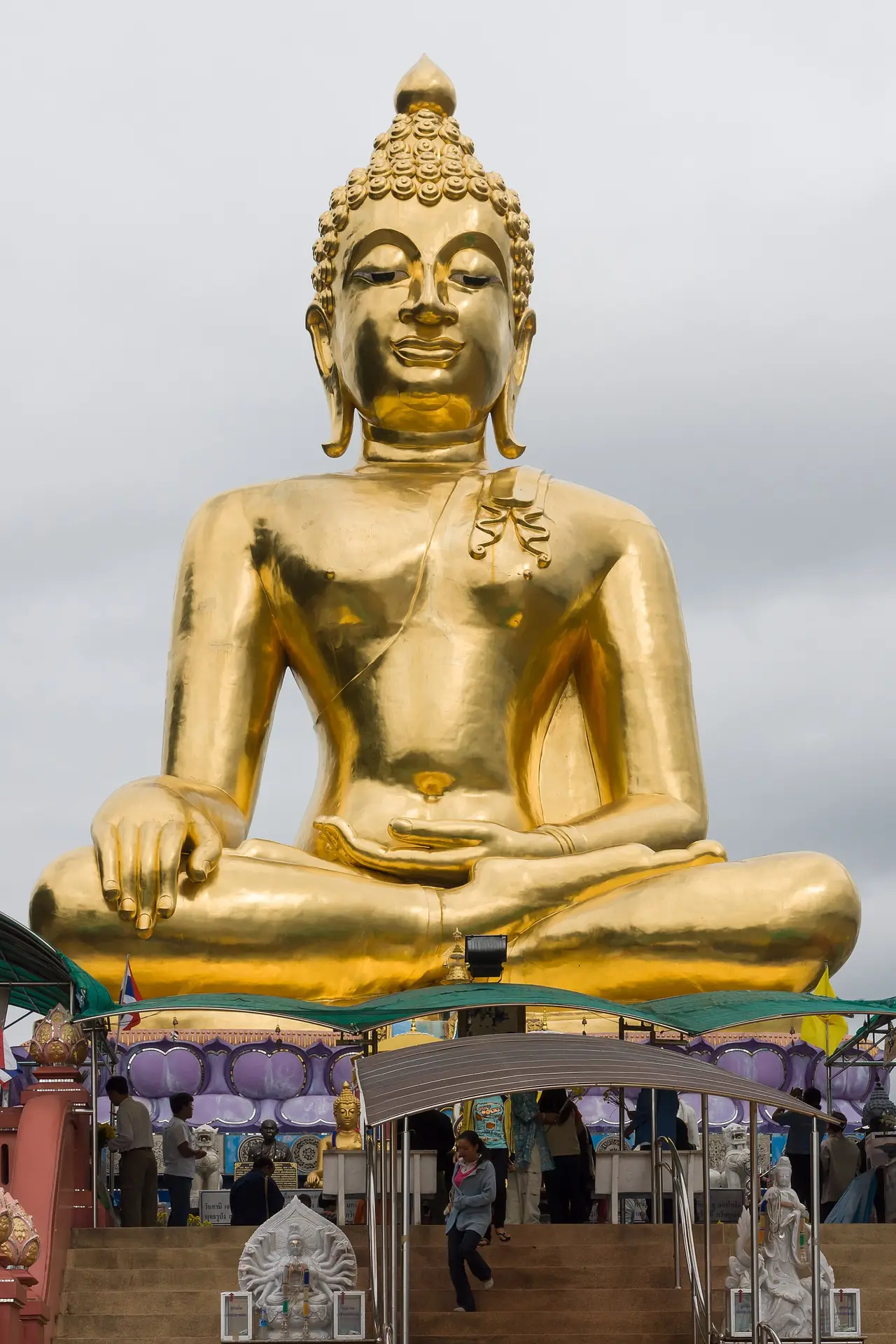 พระพุทธรูปทองคำองค์ใหญ่ที่สบรวก ภาพถ่ายจาก Wikimedia Commons (CEphoto, Uwe Aranas)
