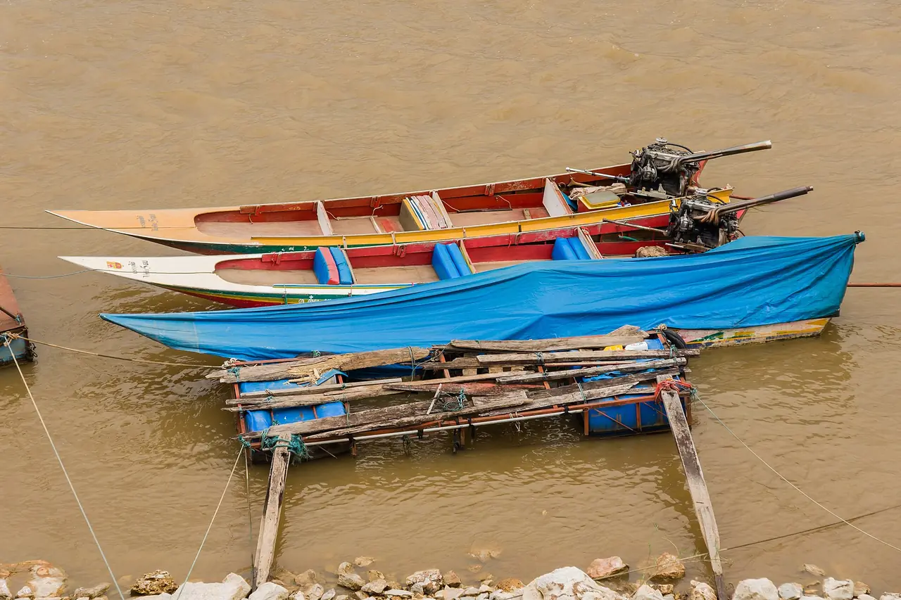 เรือหางยาวจอดที่ท่าริมแม่น้ำโขงฝั่งไทย สบรวก ภาพถ่ายจาก Wikimedia Commons (CEphoto, Uwe Aranas)